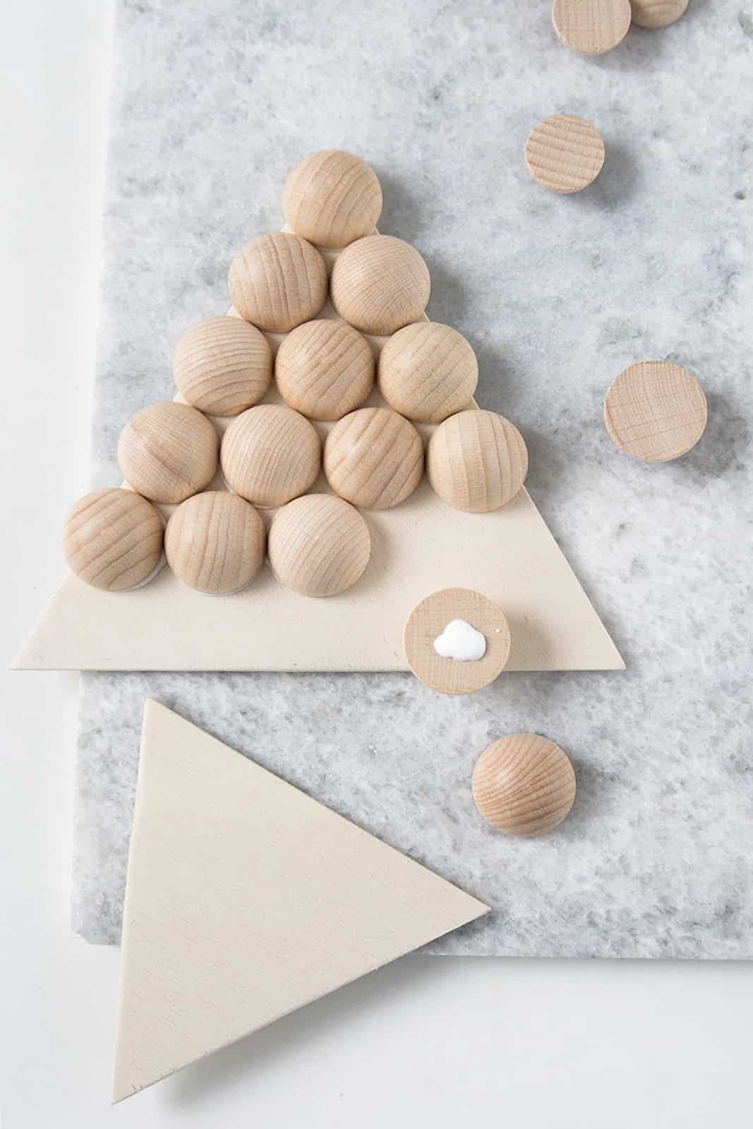 DIY: Geometrische Untersetzer aus Halb-Holzkugeln