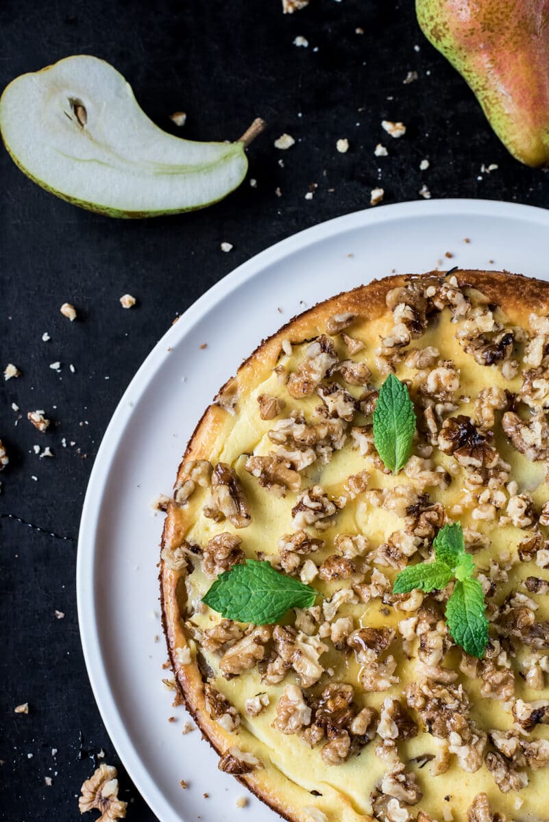 Birnen-Cheesecake mit karamellisierten Walnüssen