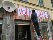 Künstler bemalt eine Wand mit Spraydosen bei HANDMADE Kultur, kreative Street Art, urbanes Kunstprojekt, handgemachte Kultur, modernes Kunstwerk, kreative Gestaltung, Street Art Szene.