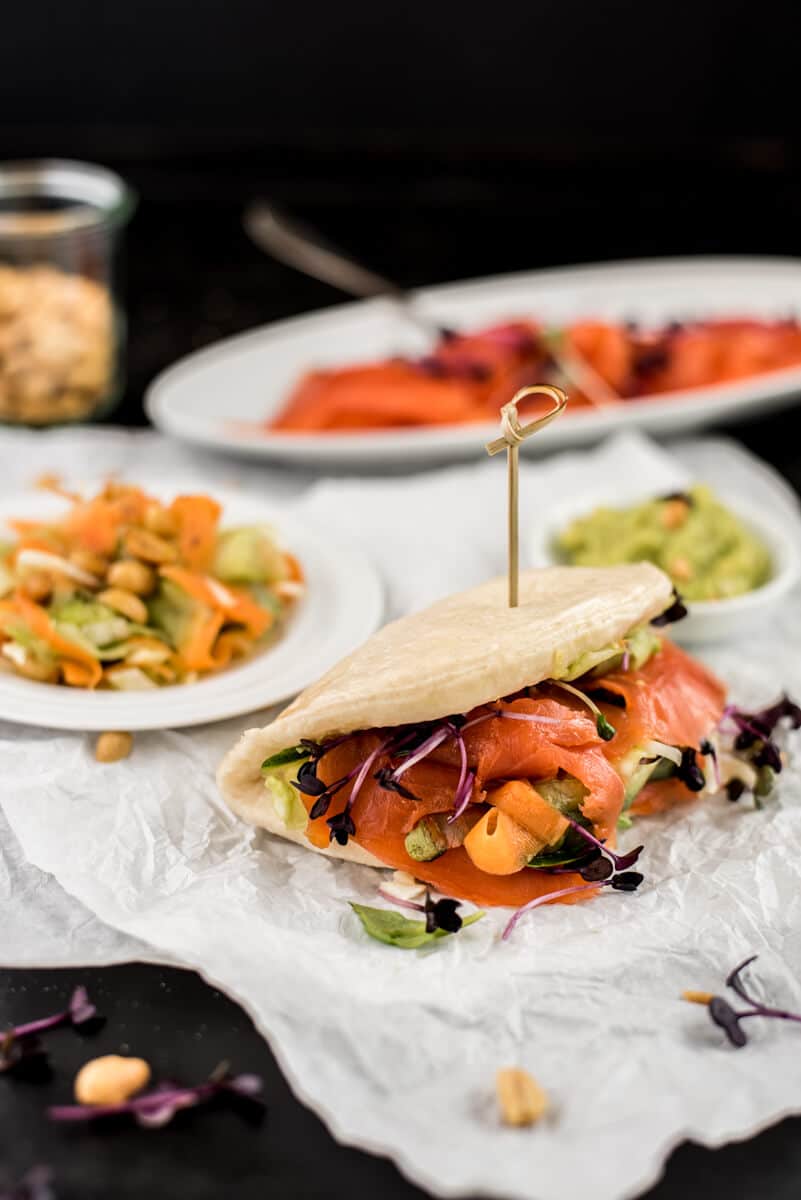 Bao Bun Burger mit Lachs und Erdnüssen