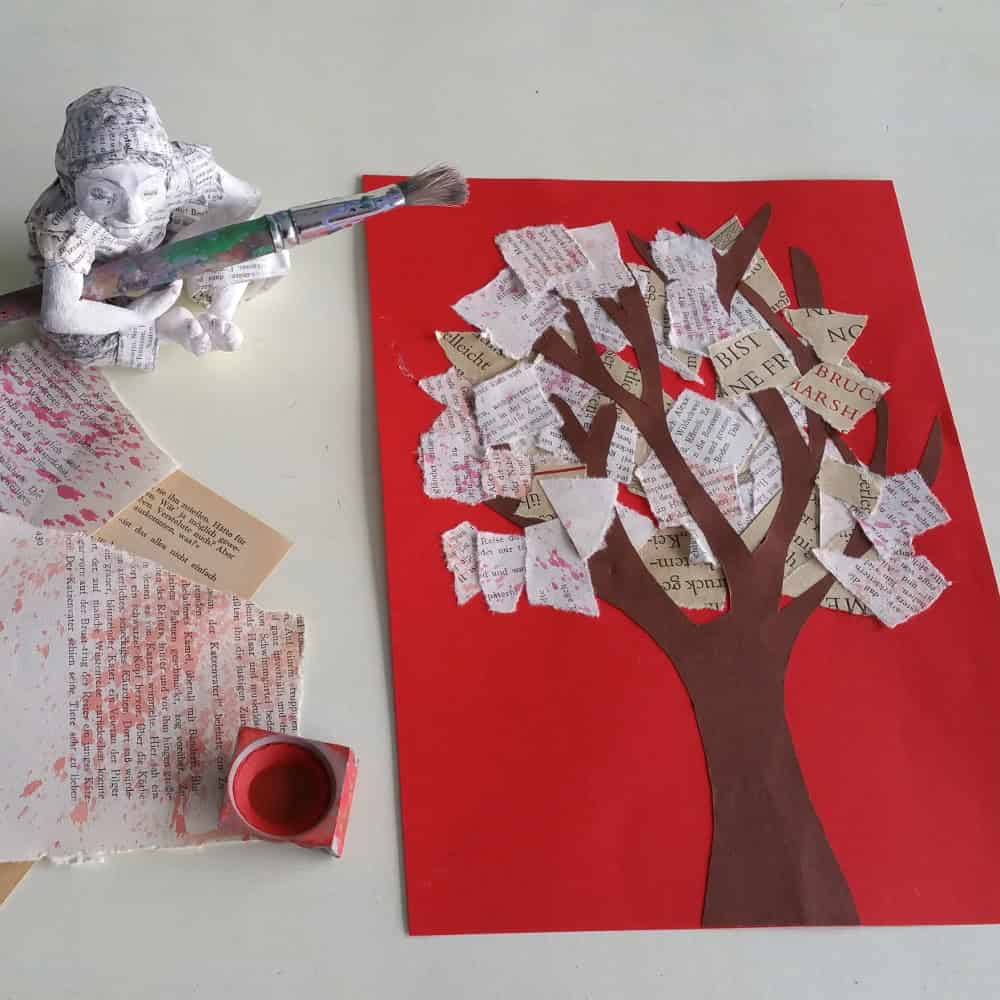 Für Bücherbegeisterte: Herbst Collage aus Buchseiten