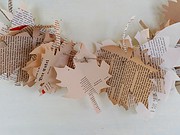 Eine Herbstgirlande für Buchliebhaber aus Buchseiten basteln.