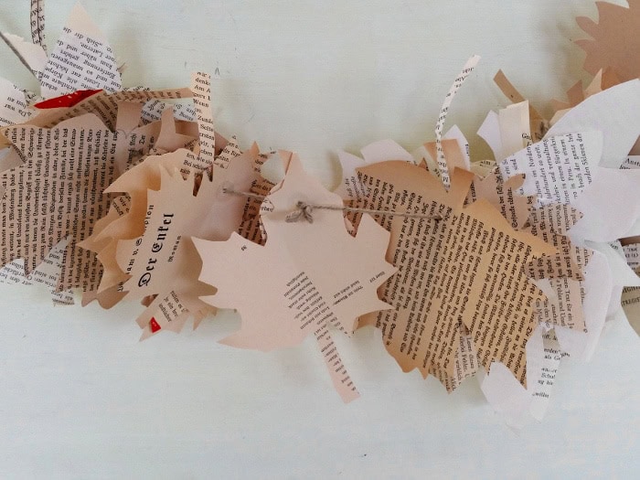 Eine Herbstgirlande für Buchliebhaber aus Buchseiten basteln.