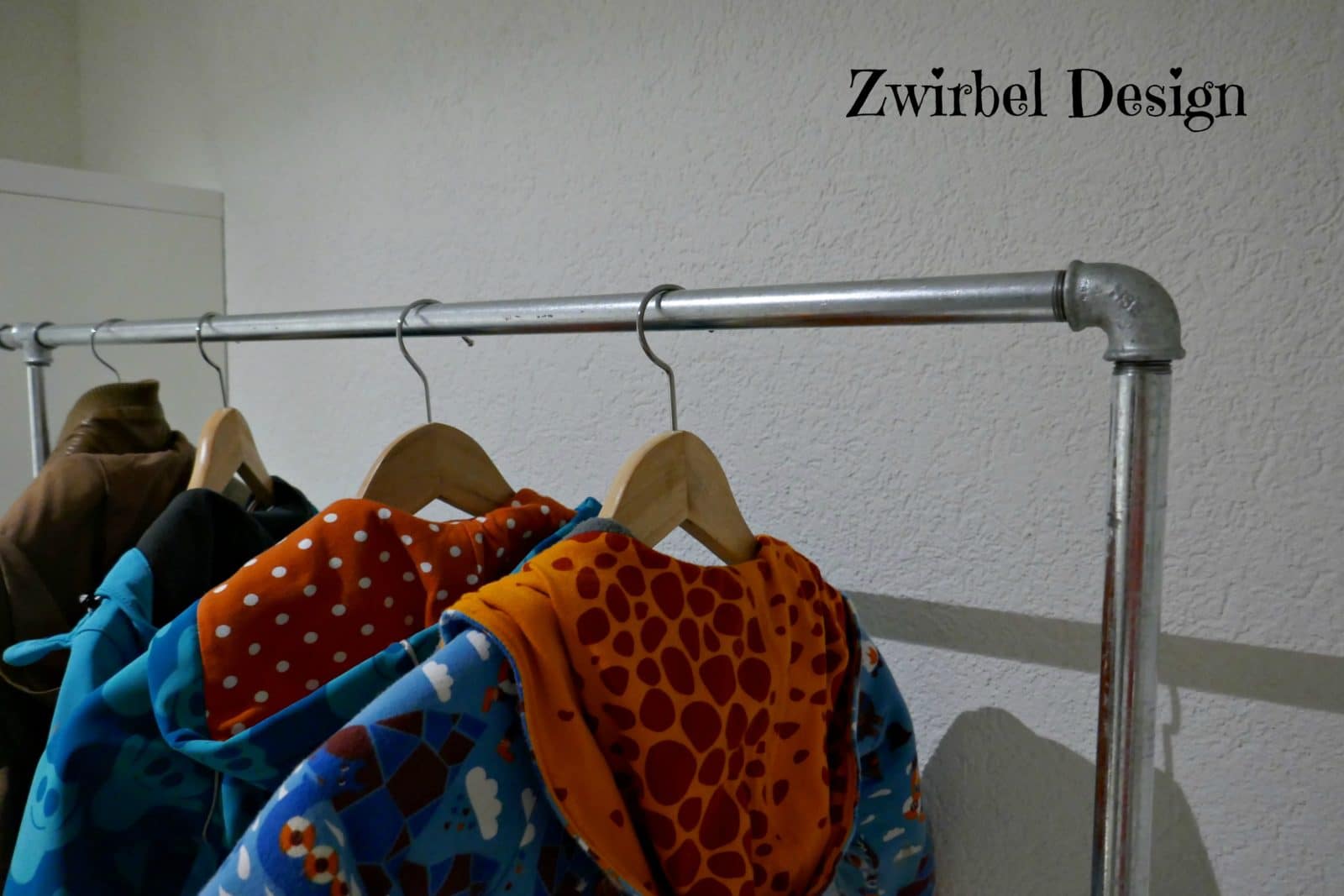 Garderobe aus Wasserrohren bauen