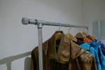 Garderobe aus Wasserrohren bauen