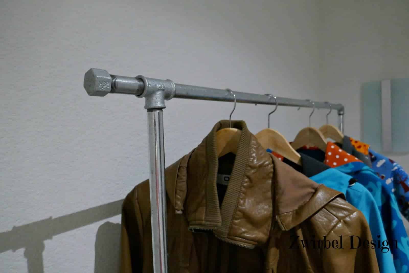 Garderobe aus Wasserrohren bauen