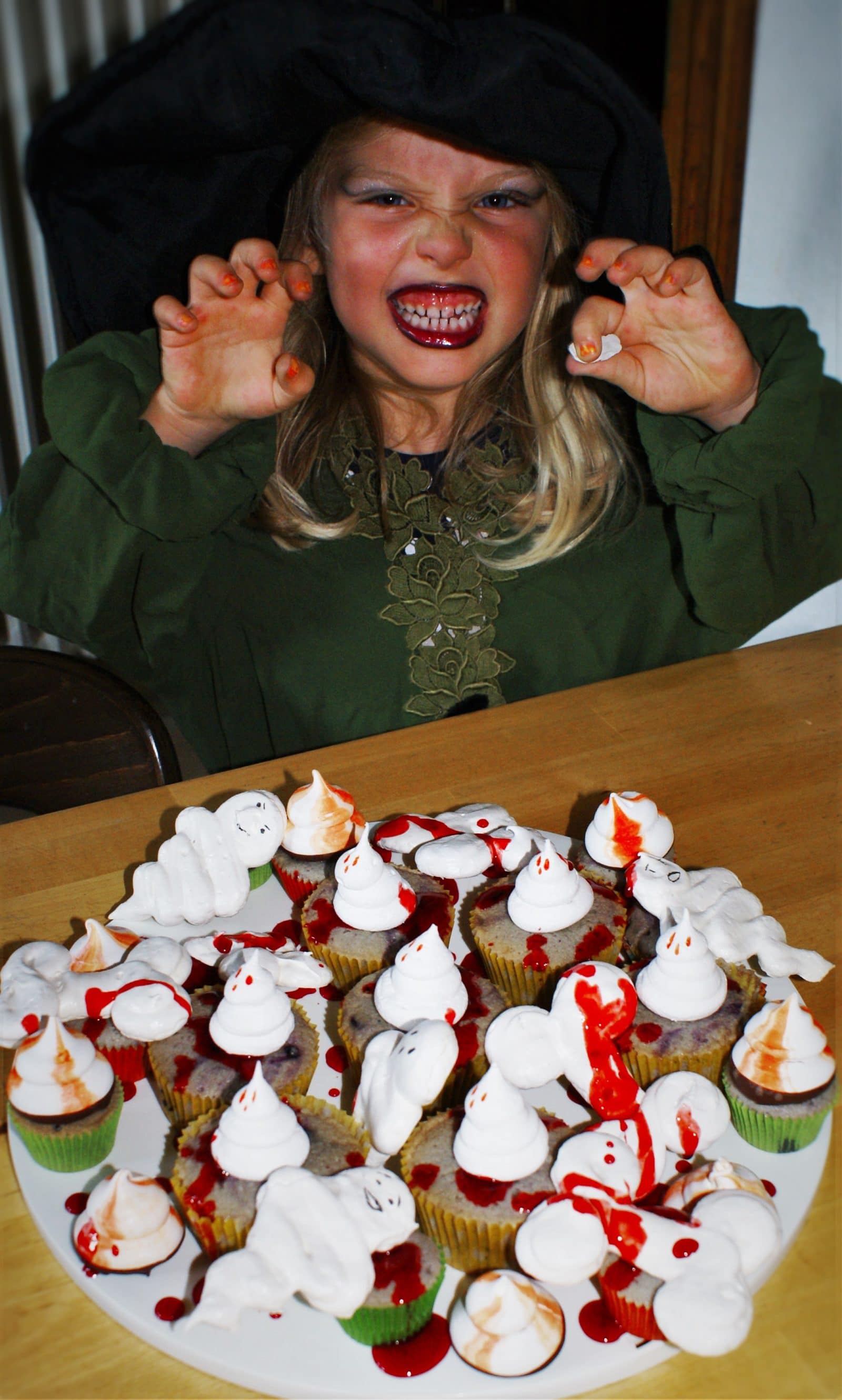 „Blutige“ Halloween Cupcakes mit Baiser-Geistchen