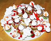 „Blutige“ Halloween Cupcakes mit Baiser-Geistchen