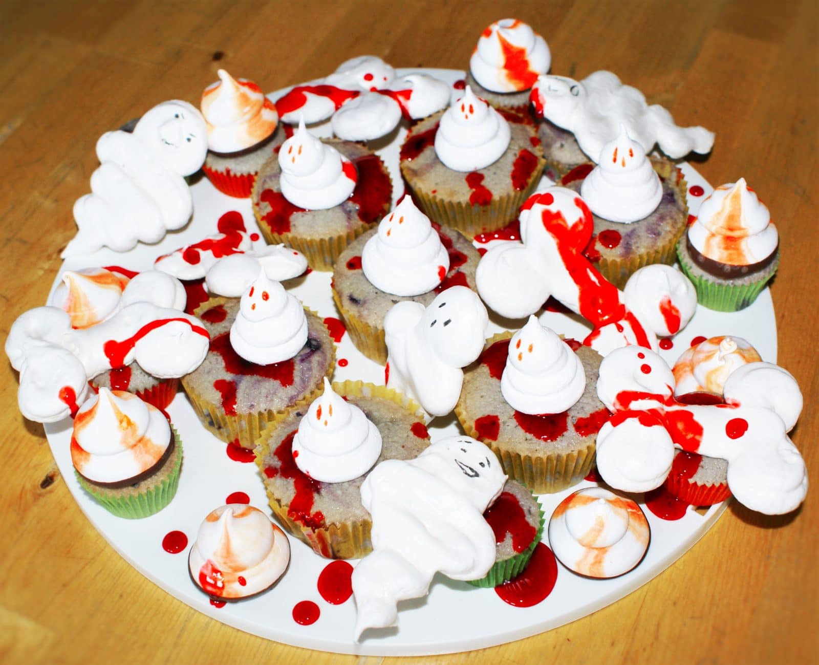 „Blutige“ Halloween Cupcakes mit Baiser-Geistchen