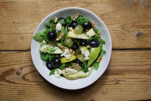 Herbstsalat mit Feldsalat, Trauben, Birnen, Käse und Nüssen