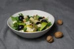 Herbstsalat mit Feldsalat, Trauben, Birnen, Käse und Nüssen