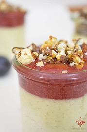 Vegetarische Panna Cotta mit Kardamon, Zimt, Vanille, Orangen-Zwetschgenmus und karamellisierten Haselnüssen | Mohntage