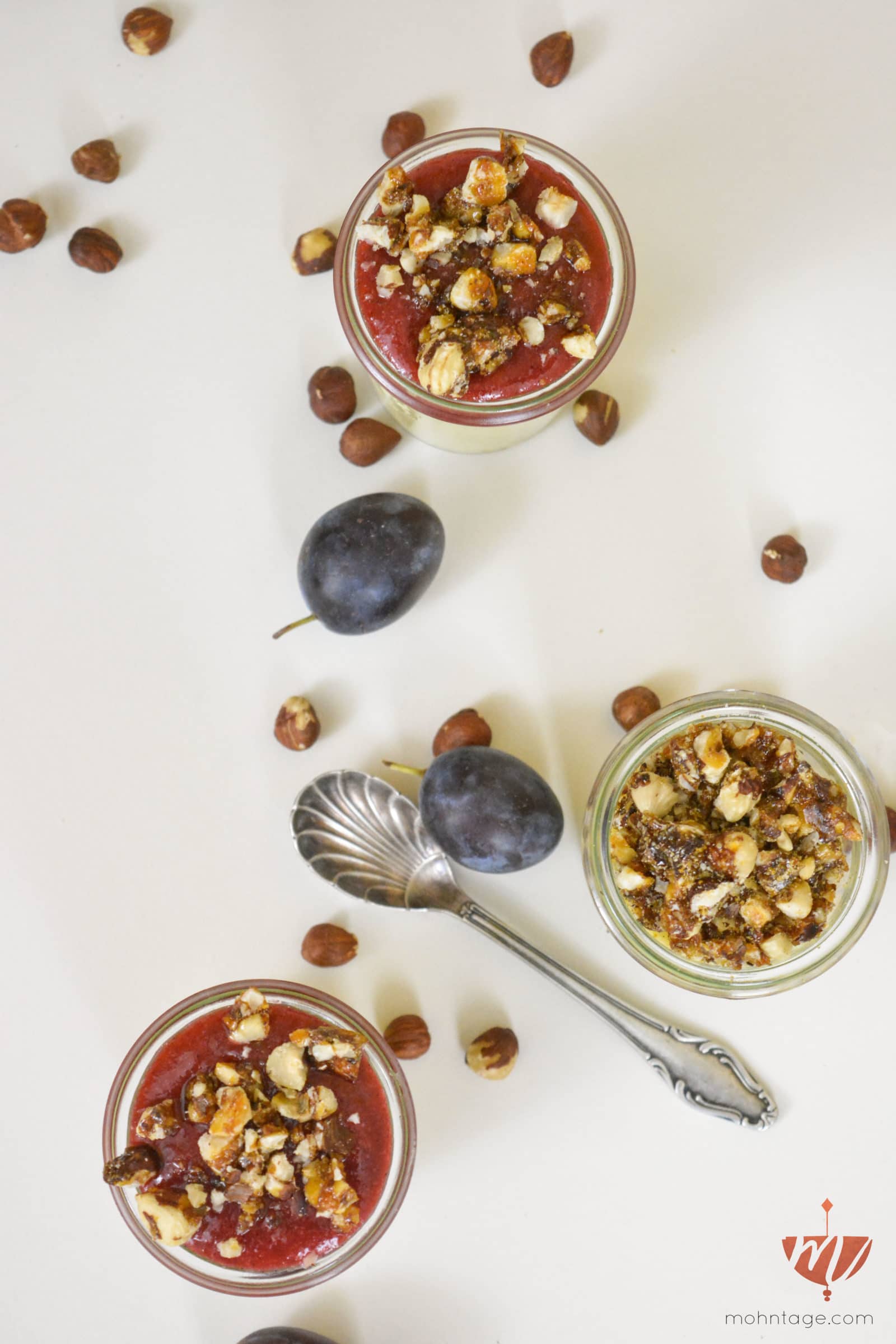 Vegetarische Panna Cotta mit Kardamon, Zimt, Vanille, Orangen-Zwetschgenmus und karamellisierten Haselnüssen | Mohntage