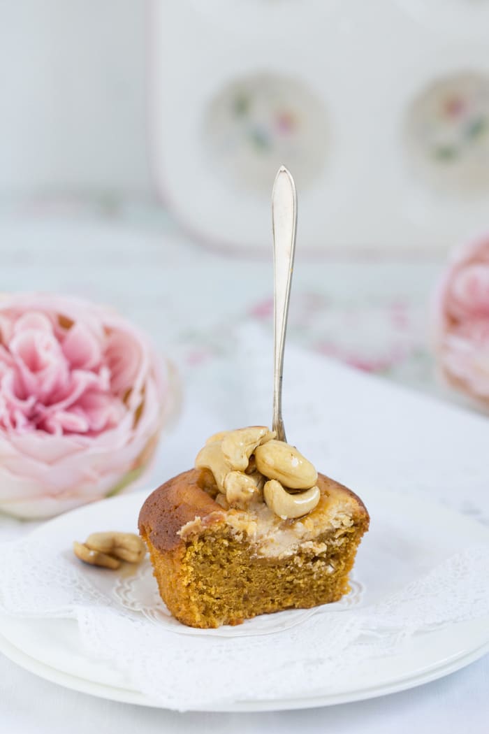„Kürbis-Käsekuchen-Muffins mit karamellisierten Cashews-Glutenfrei!“