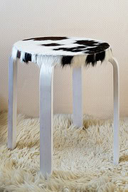 Jetzt wird’s kuschelig: DIY Kuhfell-Hocker