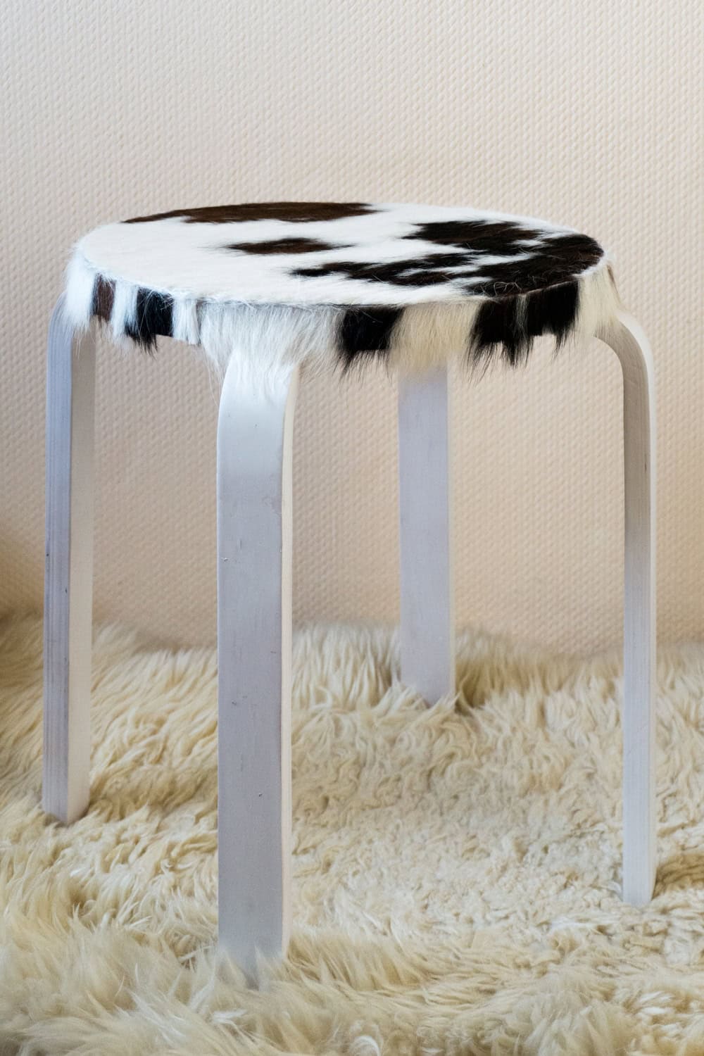 Jetzt wird’s kuschelig: DIY Kuhfell-Hocker