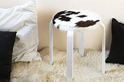 Jetzt wird’s kuschelig: DIY Kuhfell-Hocker