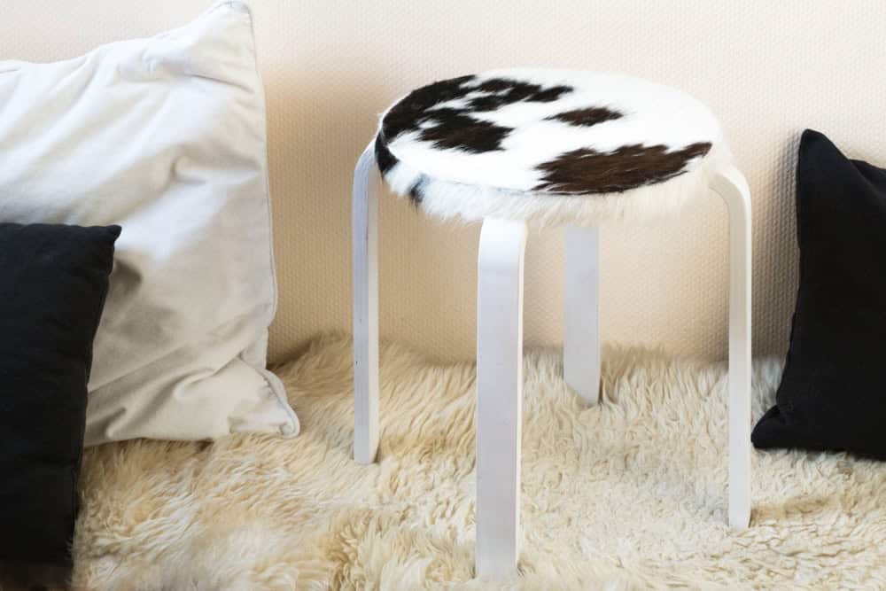 Jetzt wird’s kuschelig: DIY Kuhfell-Hocker