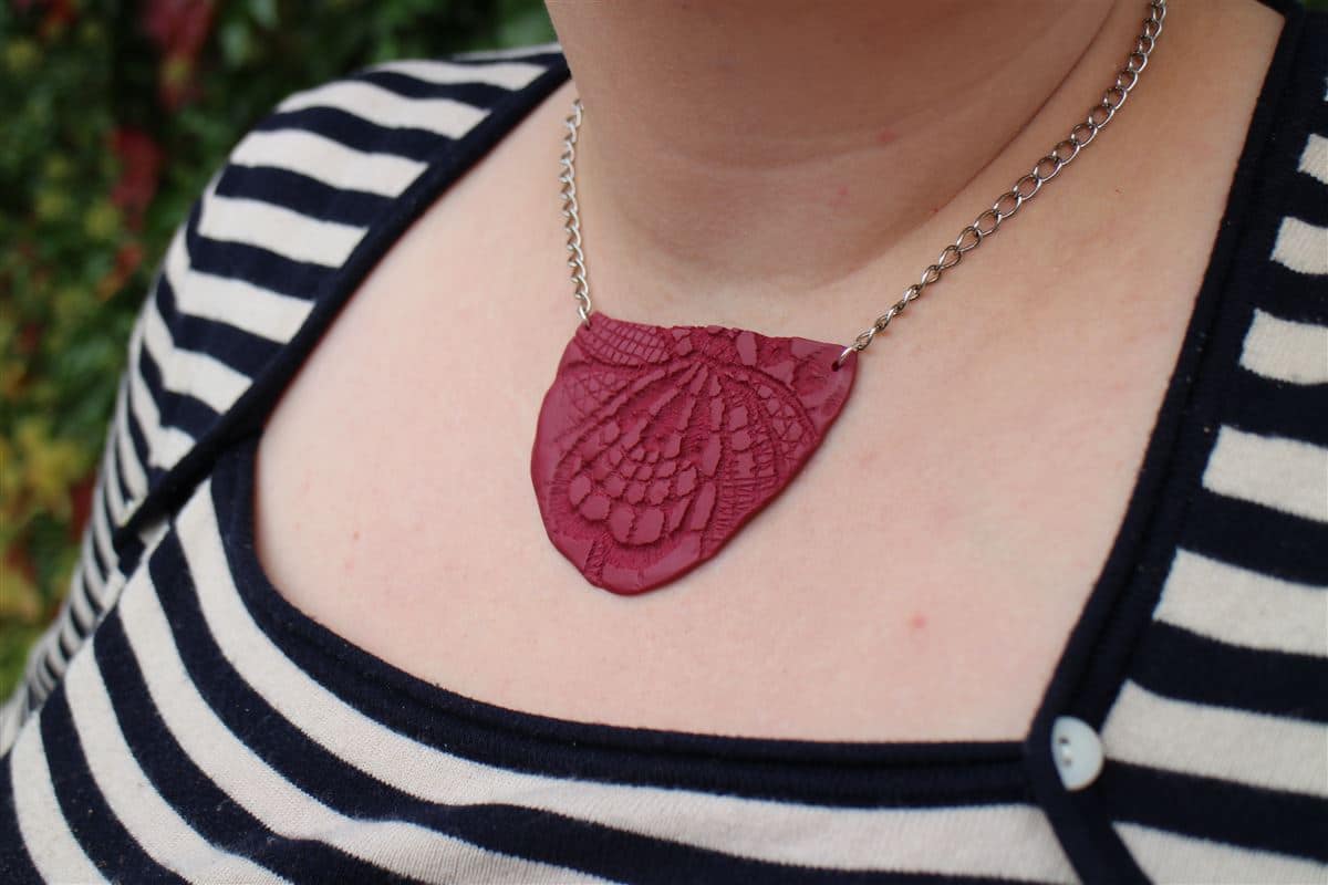 DIY Kette aus FIMO mit Spitzenmotiv