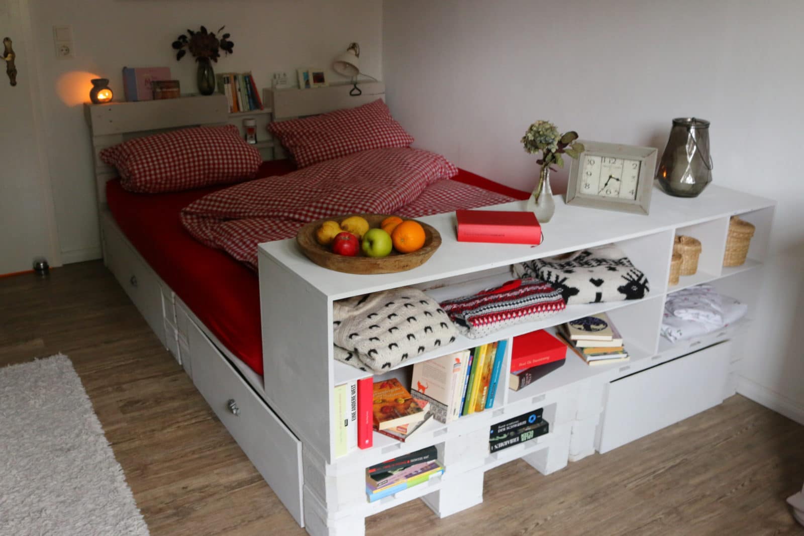 Bett aus Europaletten selber bauen