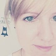 Nahaufnahme eines jungen Mädchens mit blonden Haaren und blauen Augen, die kreative Handarbeit und Kunsthandwerk repräsentiert, passend für Handmade Kultur und DIY-Projekte.
