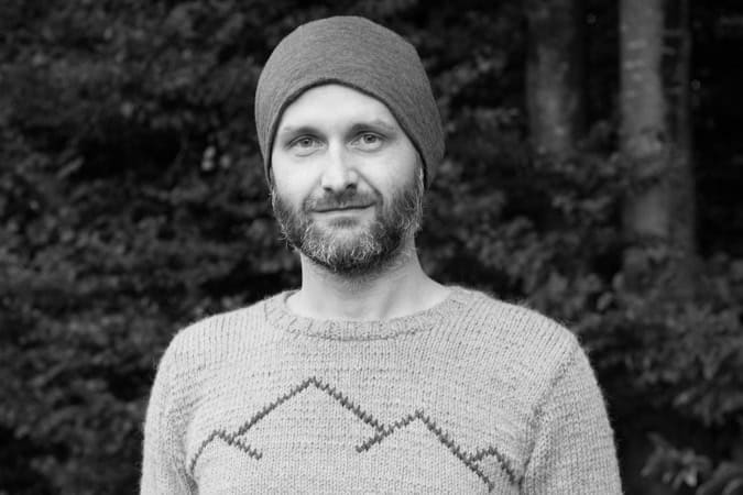 Strickpullover mit eingestickter Bergsilhouette