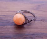 Ring aus Draht und Perle