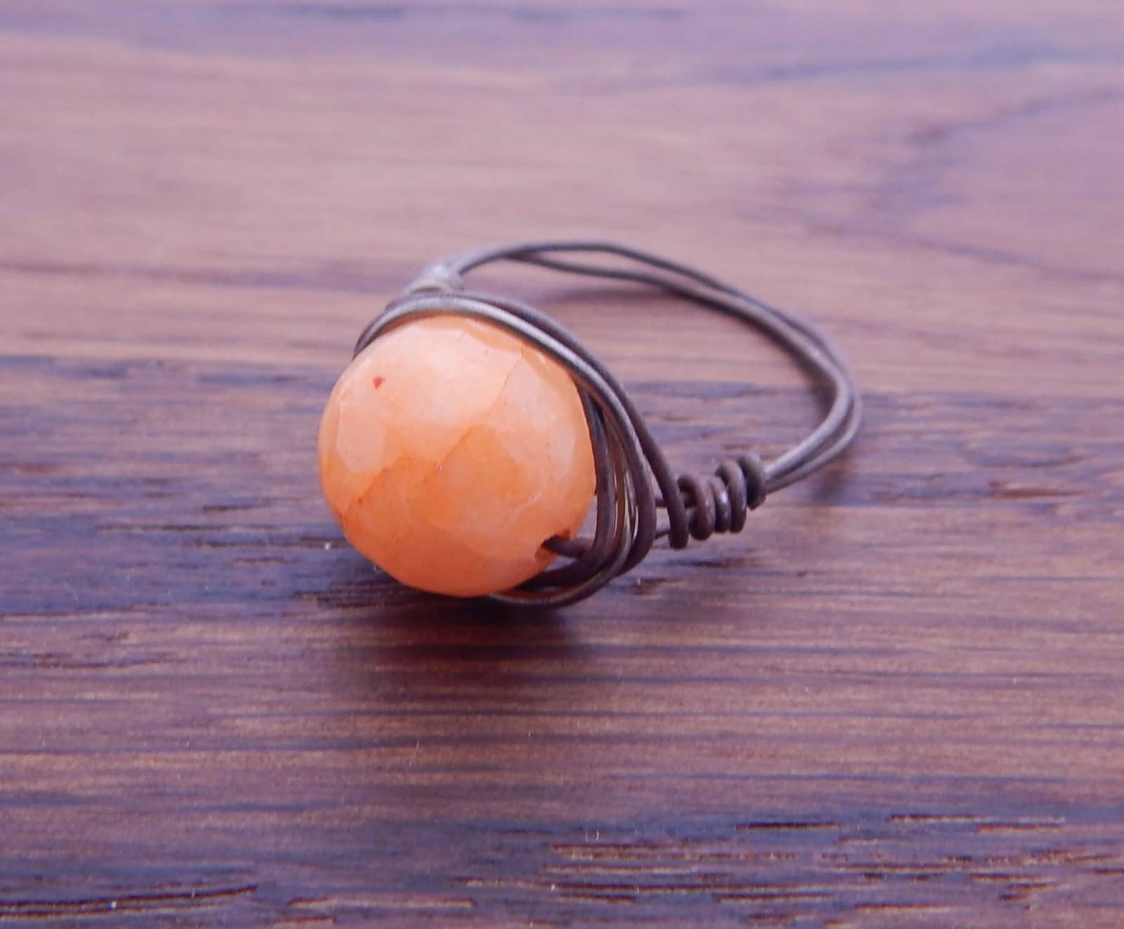 Ring aus Draht und Perle