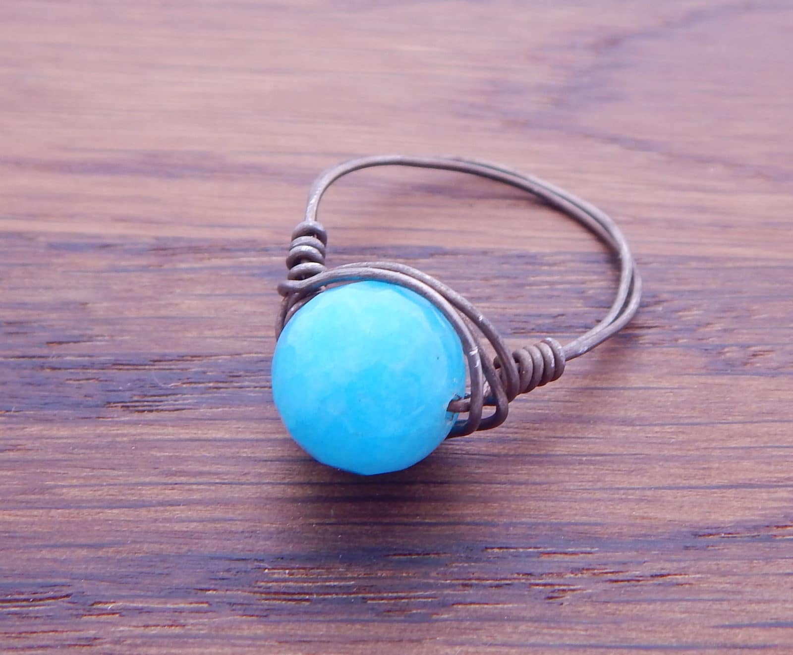 Ring aus Draht und Perle