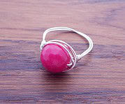 Ring aus Draht und Perle