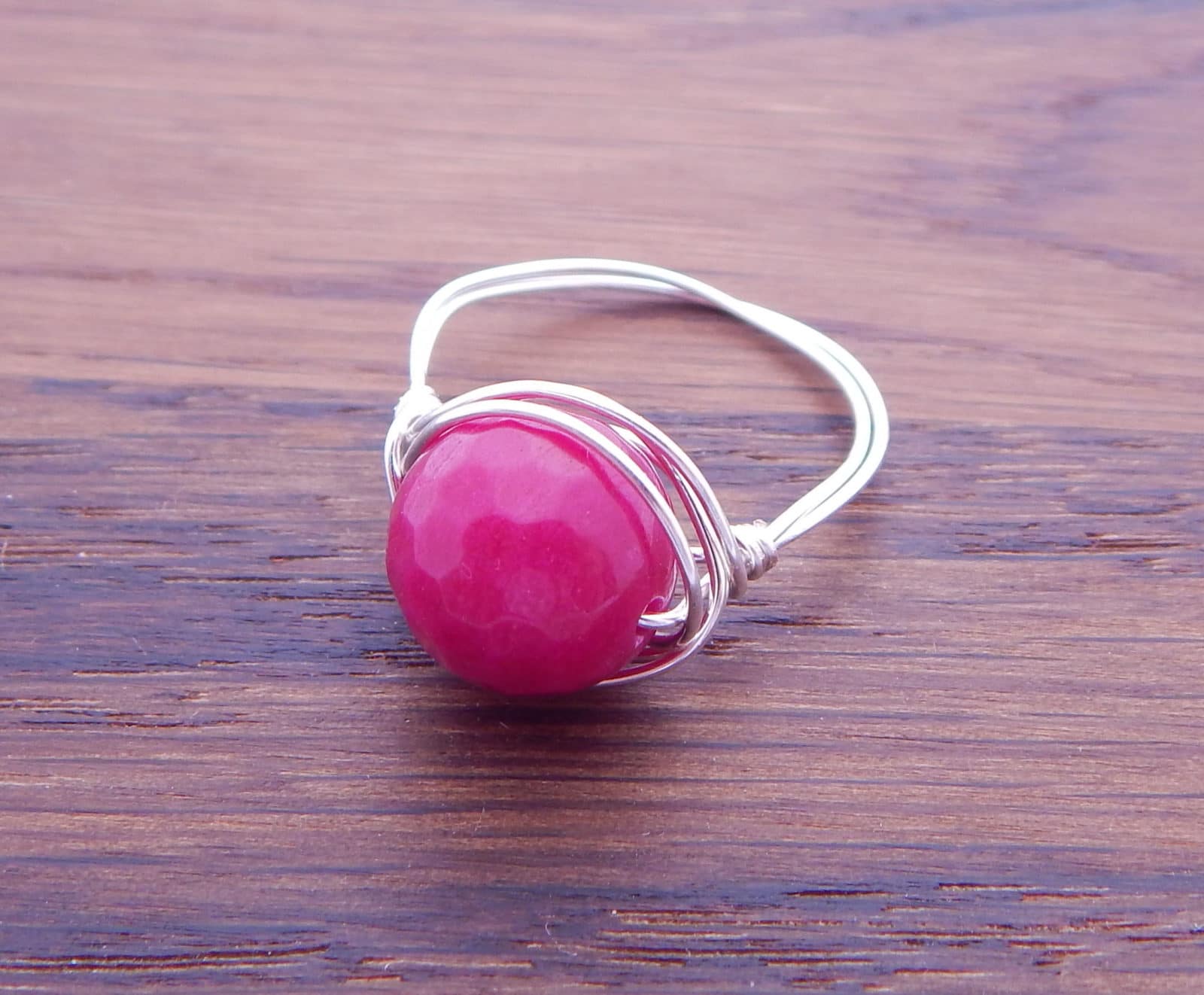 Ring aus Draht und Perle