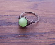 Ring aus Draht und Perle