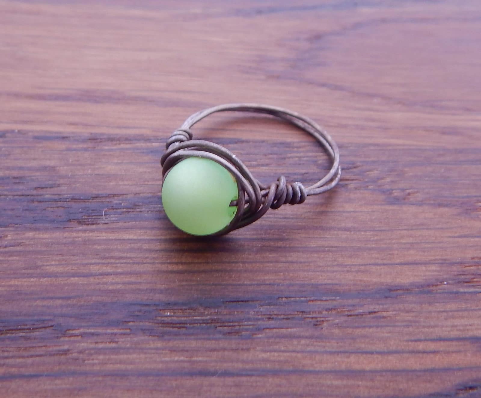 Ring aus Draht und Perle