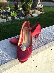Rote Damenschuhe mit Perlenverzierung, handgefertigt, ideal für besondere Anlässe, aus hochwertigem Material, bei Handmade Kultur präsentiert.