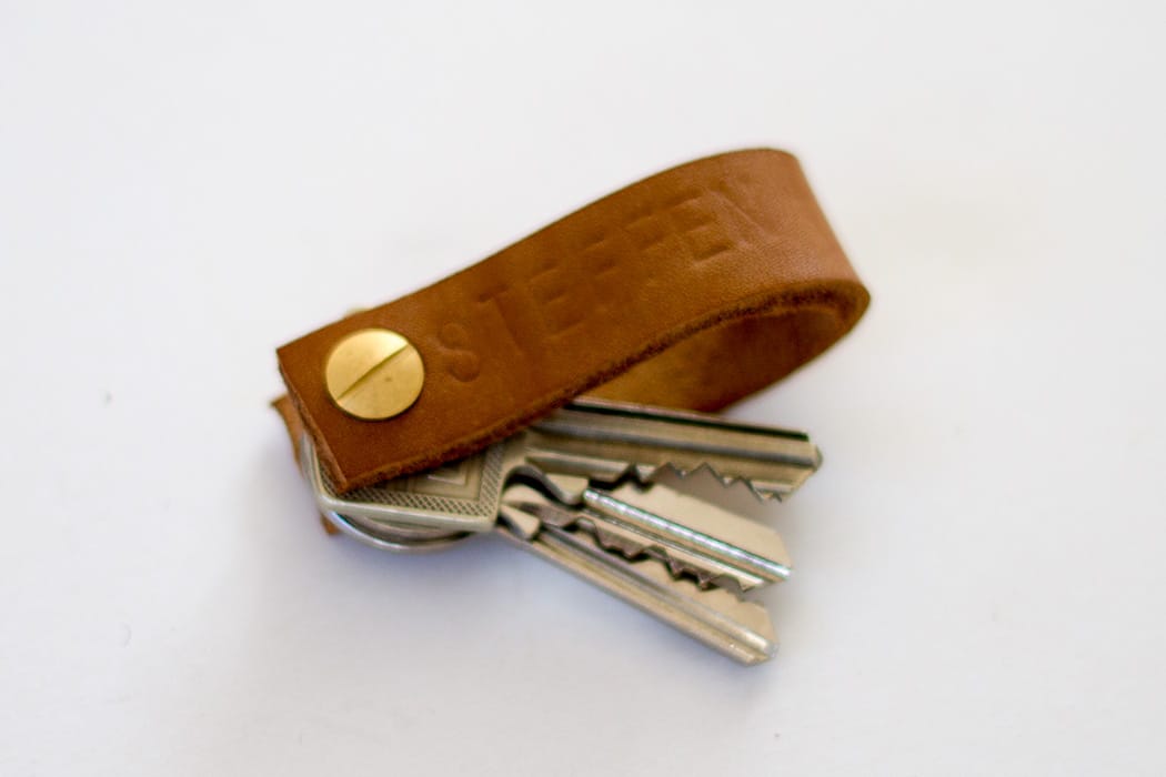 SCHLÜSSELANHÄNGER AUS LEDER – DIY GESCHENK FÜR IHN