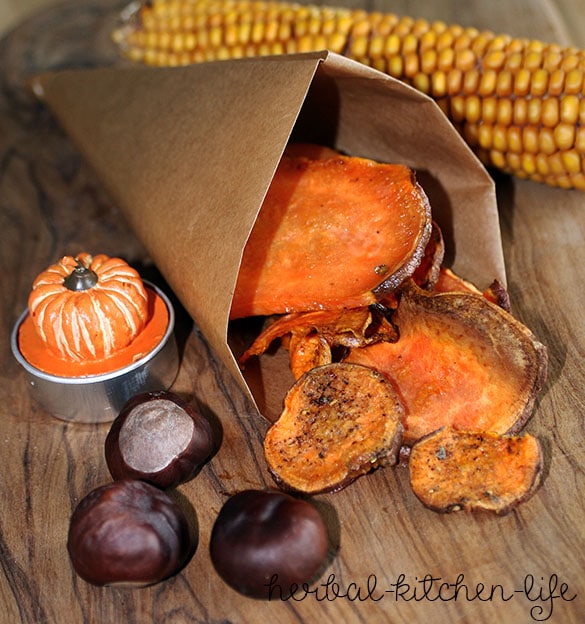 Herbst-Knabberei mit Kräuter-Süßkartoffel-Chips
