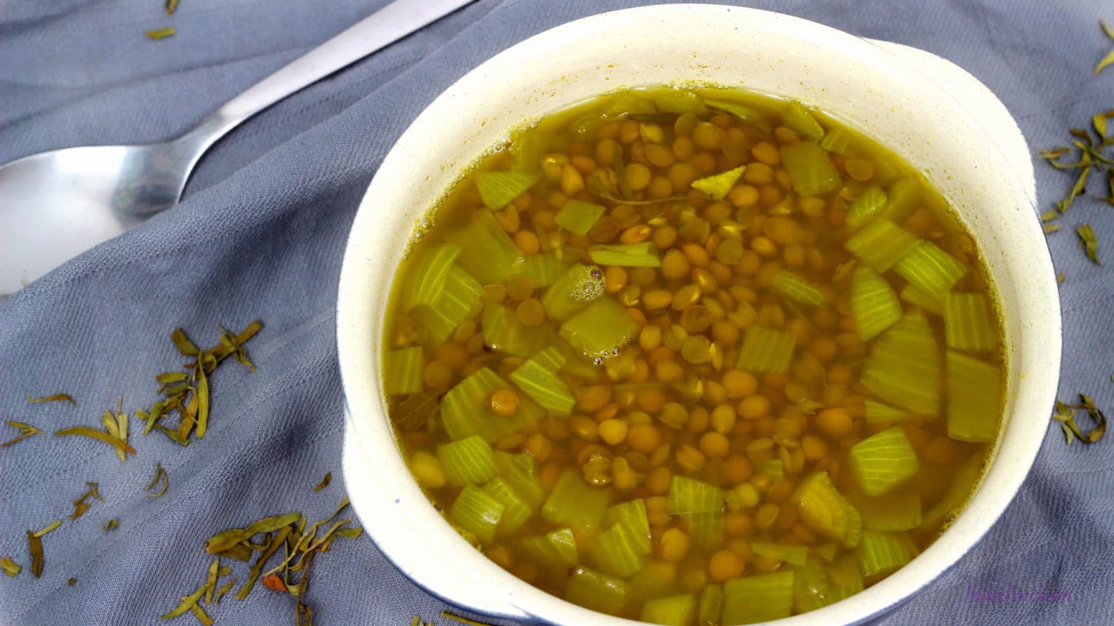 Adasi – Linsensuppe mit Estragon und Kurkuma