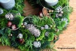 Adventskranz so gesteckt, dass er bis Weihnachten grün bleibt