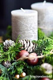 Adventskranz so gesteckt, dass er bis Weihnachten grün bleibt