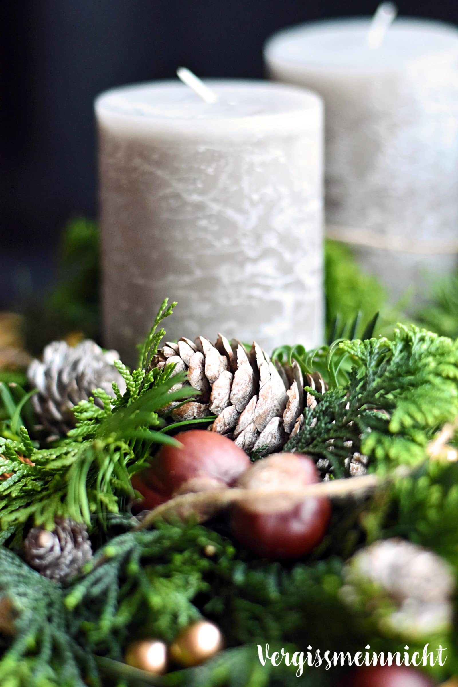 Adventskranz so gesteckt, dass er bis Weihnachten grün bleibt