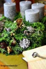 Adventskranz so gesteckt, dass er bis Weihnachten grün bleibt