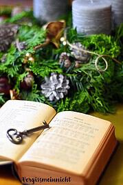 Adventskranz so gesteckt, dass er bis Weihnachten grün bleibt