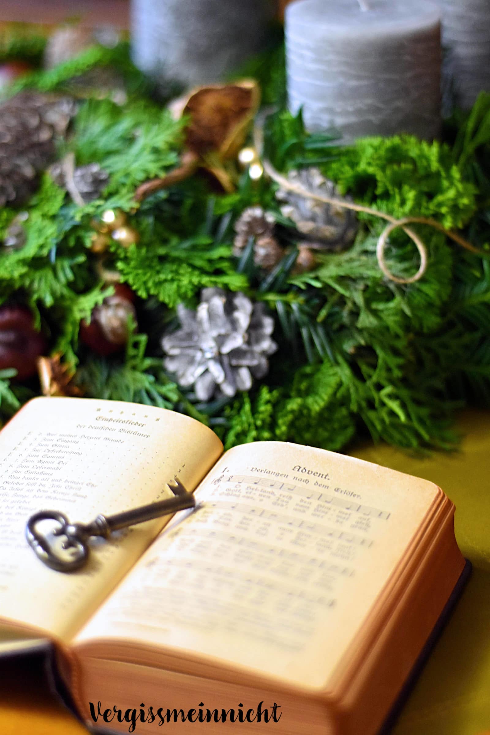 Adventskranz so gesteckt, dass er bis Weihnachten grün bleibt