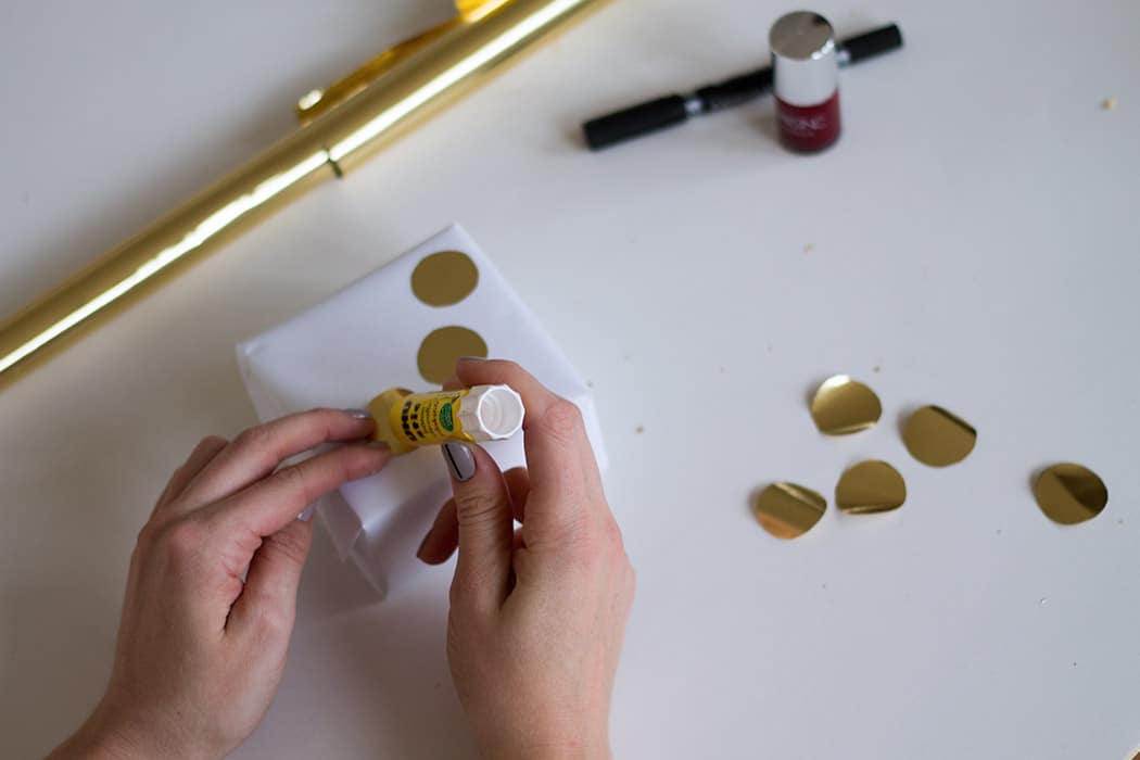 GESCHENKVERPACKUNG IN WEISS UND GOLD
