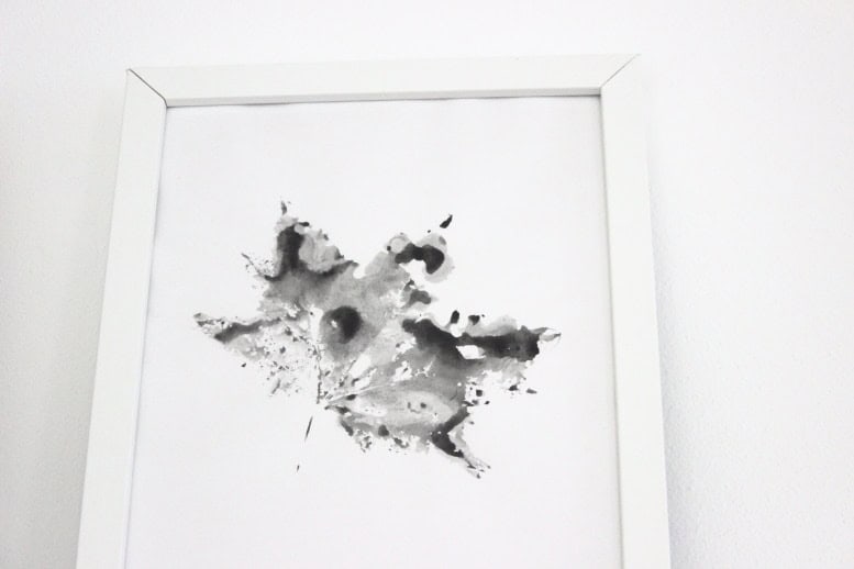 Blattmotiv auf Papier