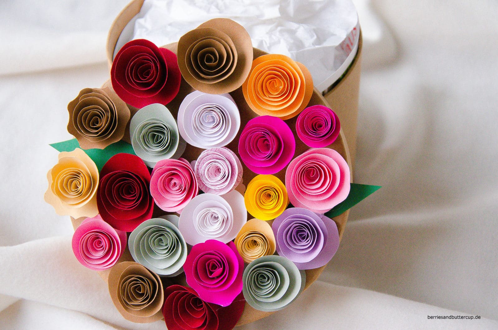 Geschenke verpacken – Ein Meer aus Papierblumen