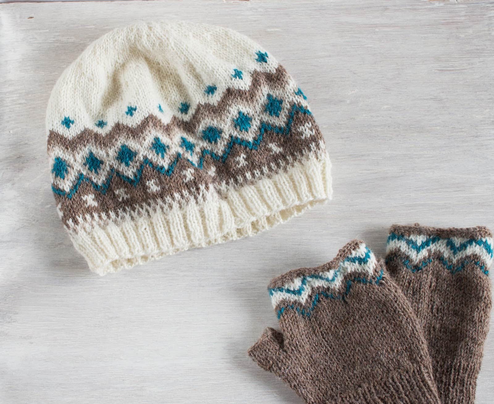 Fingerlose Handschuhe und Beanie-Mütze mit Fair Isle Muster