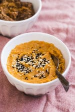 Gegrillte Paprika-Linsen-Dip und Karottenhummus mit Veggie Gemüse Chips