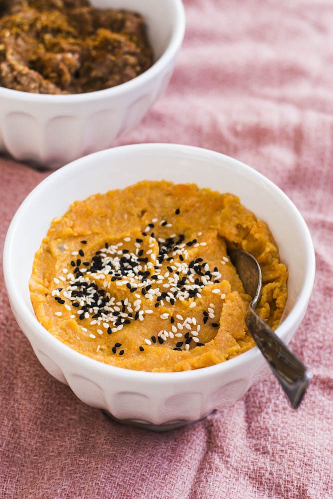 Gegrillte Paprika-Linsen-Dip und Karottenhummus mit Veggie Gemüse Chips