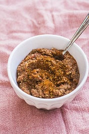 Gegrillte Paprika-Linsen-Dip und Karottenhummus mit Veggie Gemüse Chips